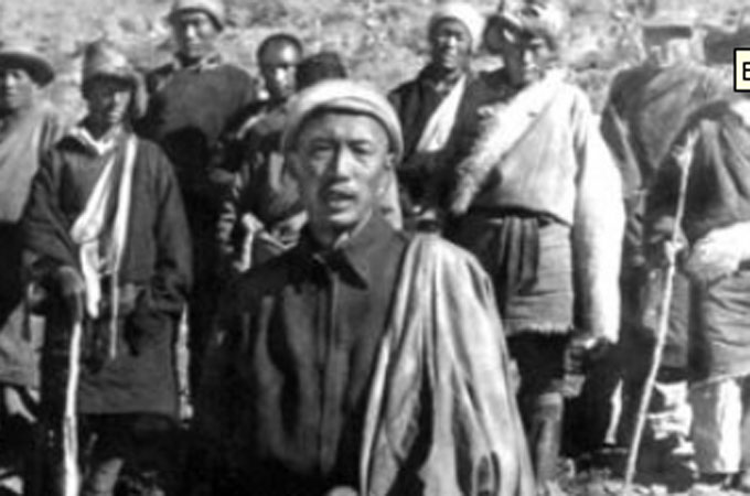 Baba Gen Yeshi avec des combattants duChushi Gangdrug dans leur base au Mustang (Photo : auteur inconnu